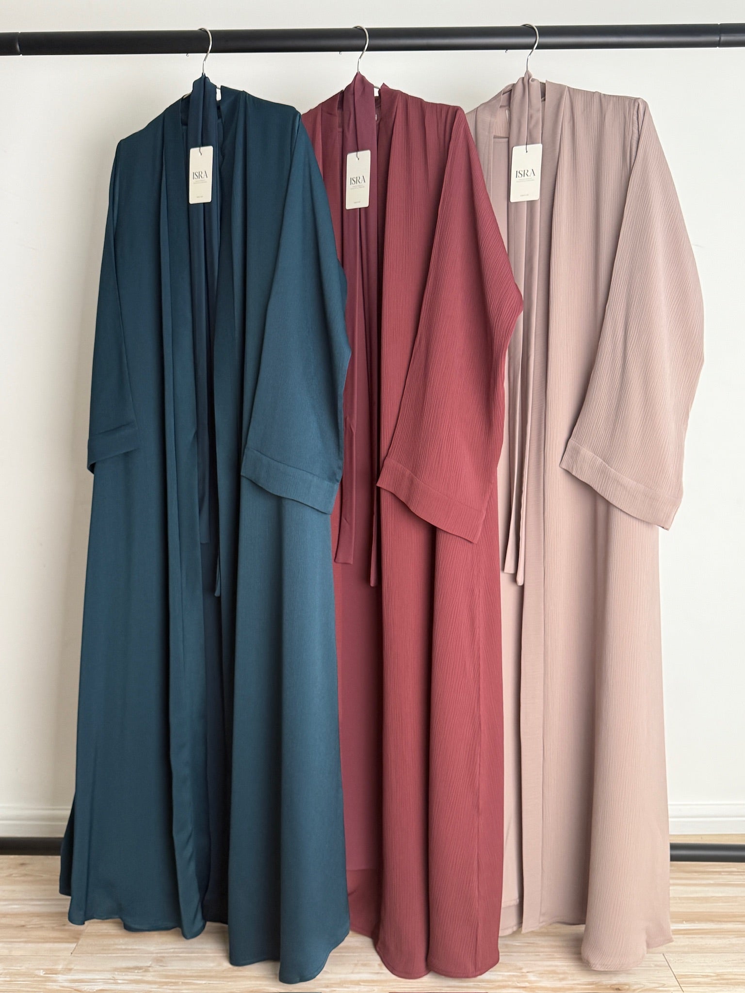 Load video: Muslim woman wearing Safiyyah 4 Piece Textured Open Abaya Set in Light Beige from Isra Niyyah Collection – elegant modestwear for everyday and occasion wear